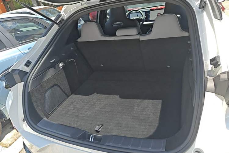 Used CHANGAN UNI-T 2023 Second-Generation 1.5T Prestige Model Trunk