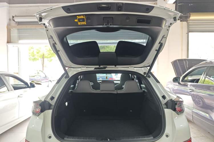 Used CHANGAN UNI-T 2023 2nd Generation 1.5T Flagship Version Trunk