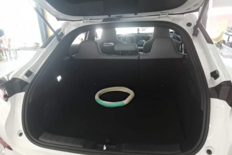 Used CHANGAN UNI-T 2023 Second-Generation 1.5T Prestige Model Trunk