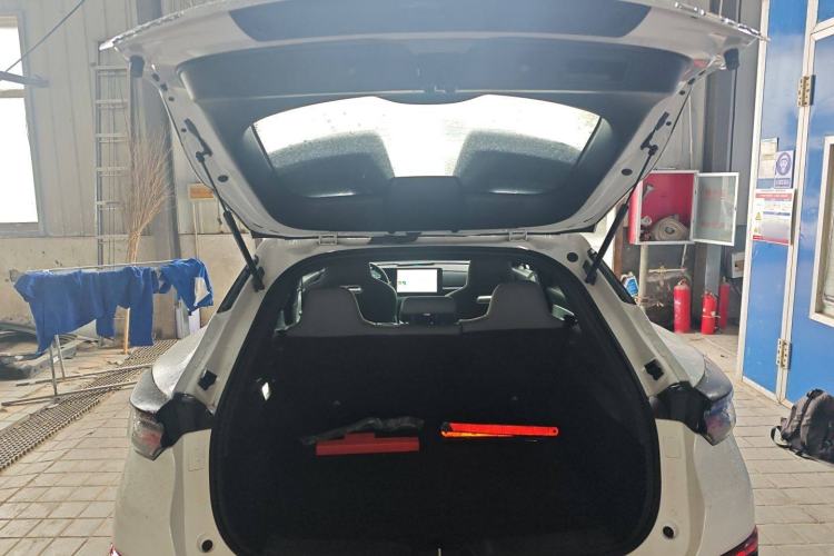 Used CHANGAN UNI-T 2023 Second-Generation 1.5T Prestige Model Trunk