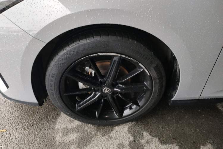 Used CHANGAN UNI-V 2023 1.5T Prestige Model Left Front Wheel Hub
