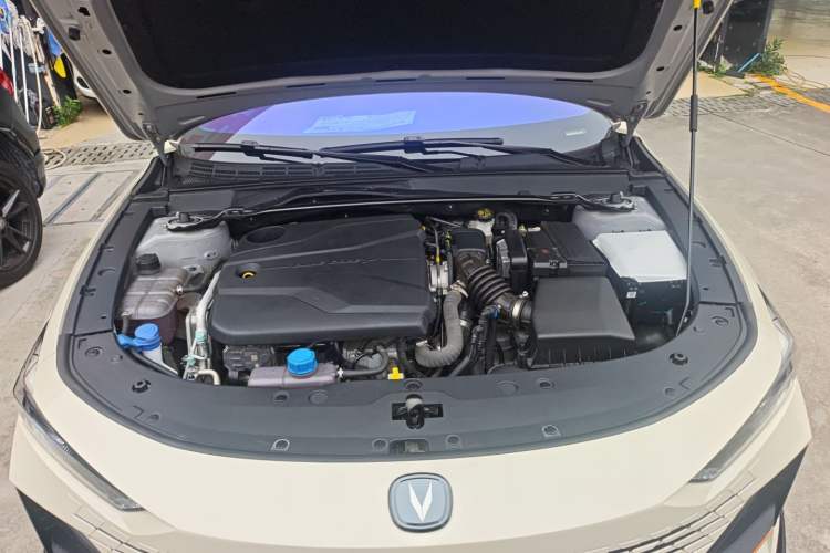 Used CHANGAN UNI-V 2023 1.5T Sport Edition Engine Bay