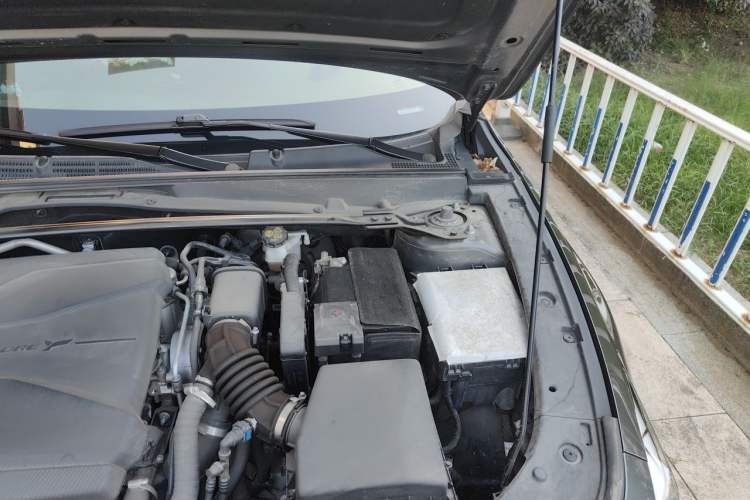 Used CHANGAN UNI-V 2022 1.5T Sport Edition Engine Bay Left