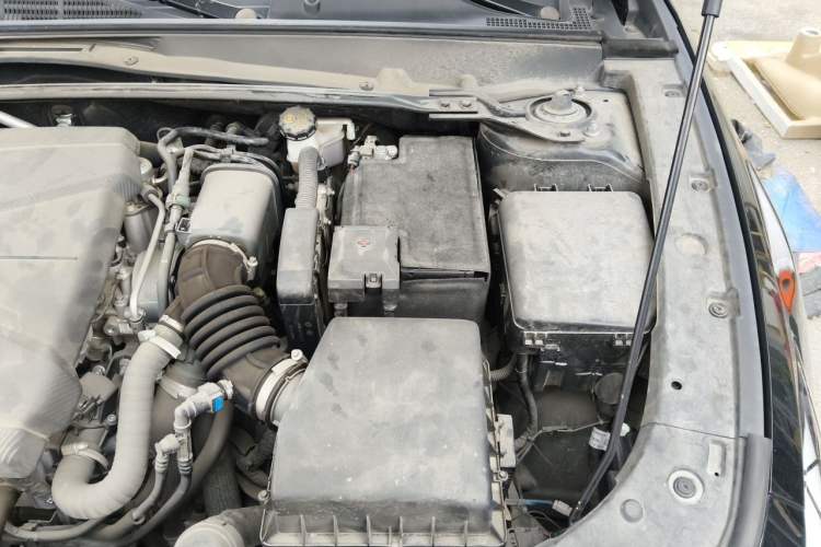Used CHANGAN UNI-V 2022 1.5T Smart Navigation Version Engine Bay Left