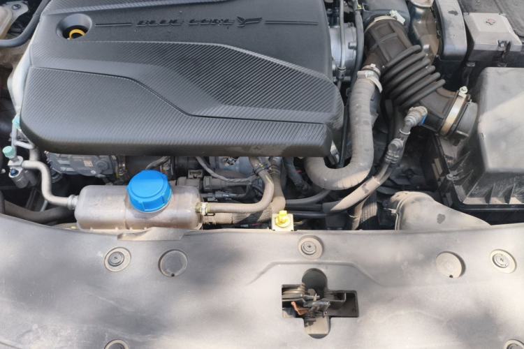 Used CHANGAN UNI-V 2022 1.5T Prestige Version Engine Bay