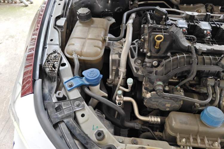 Used CHANGAN UNI-V 2022 1.5T Sport Edition Engine Bay Right