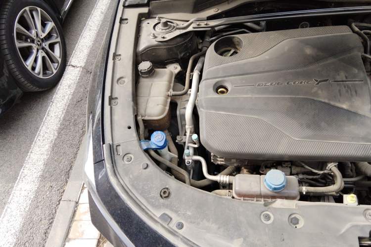 Used CHANGAN UNI-V 2022 1.5T Prestige Version Engine Bay Right