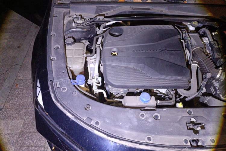 Used CHANGAN UNI-V 2022 1.5T Prestige Version Engine Bay Right