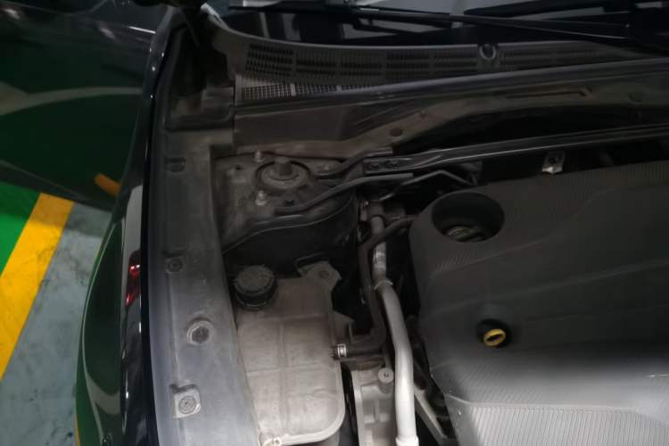 Used CHANGAN UNI-V 2022 1.5T Prestige Version Engine Bay Right