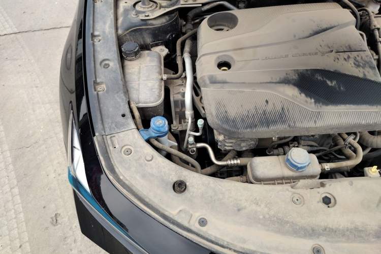 Used CHANGAN UNI-V 2022 1.5T Prestige Version Engine Bay Right