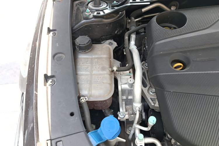 Used CHANGAN UNI-V 2022 1.5T Prestige Version Engine Bay Right