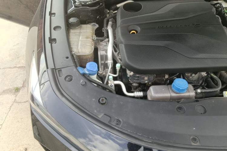 Used CHANGAN UNI-V 2022 1.5T Prestige Version Engine Bay Right