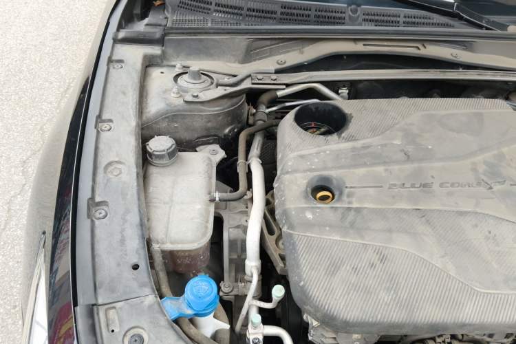 Used CHANGAN UNI-V 2022 1.5T Smart Navigation Version Engine Bay Right