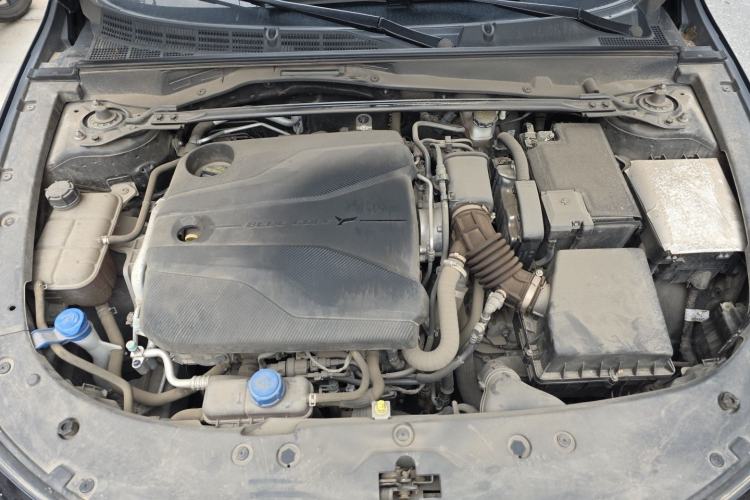 Used CHANGAN UNI-V 2022 1.5T Smart Navigation Version Engine Bay