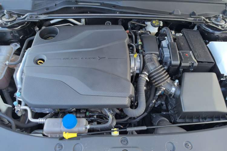 Used CHANGAN UNI-V 2022 1.5T Prestige Version Engine Bay