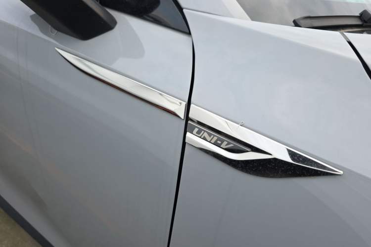 Used CHANGAN UNI-V 2022 1.5T Sport Edition Exterior 4
