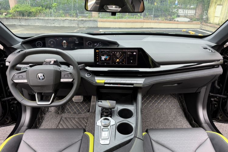 Used CHANGAN UNI-V 2022 2.0T Leading-Speed Edition Interior 4