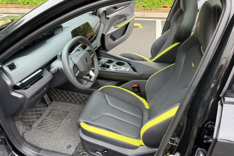 Used CHANGAN UNI-V 2022 2.0T Leading-Speed Edition Interior 9
