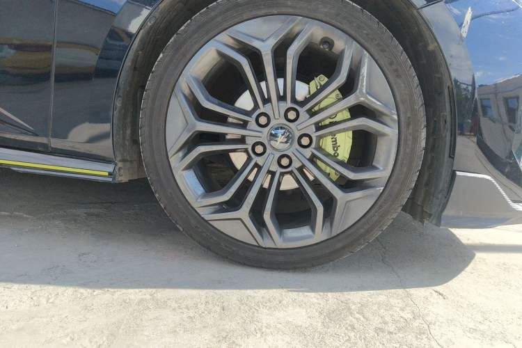 Used CHANGAN UNI-V 2022 1.5T Sport Edition Right Front Wheel Hub
