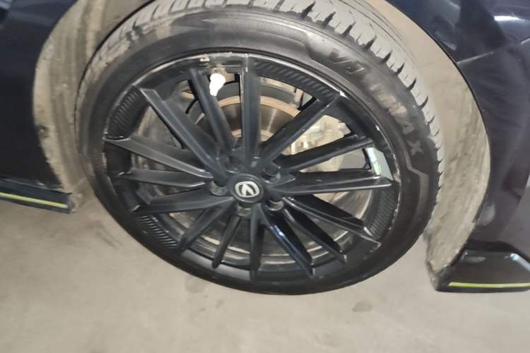 Used CHANGAN UNI-V 2022 1.5T Sport Edition Right Front Wheel Hub