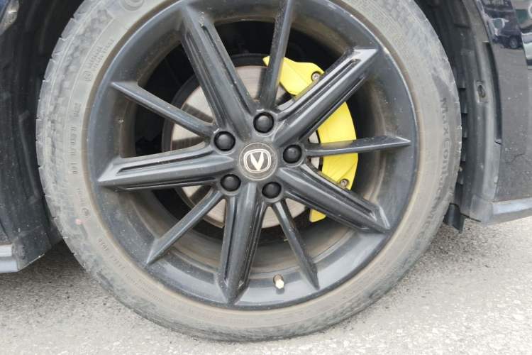 Used CHANGAN UNI-V 2022 1.5T Smart Navigation Version Right Front Wheel Hub