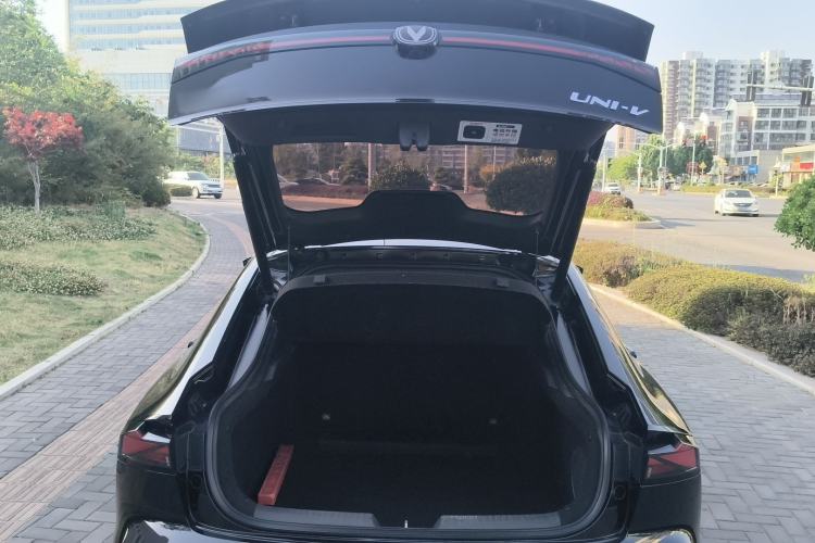 Used CHANGAN UNI-V 2022 1.5T Smart Navigation Version Trunk