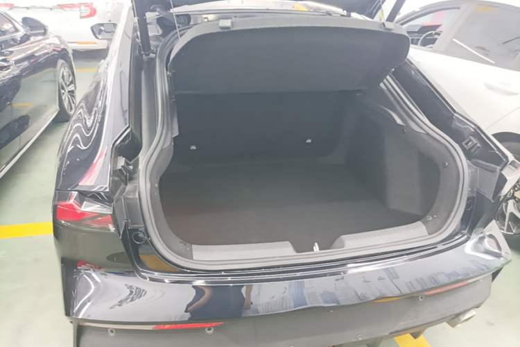 Used CHANGAN UNI-V 2022 1.5T Prestige Version Trunk