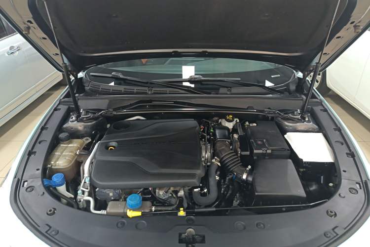 Used CHANGAN UNI-V 2022 1.5T Smart Navigation Version Engine Bay