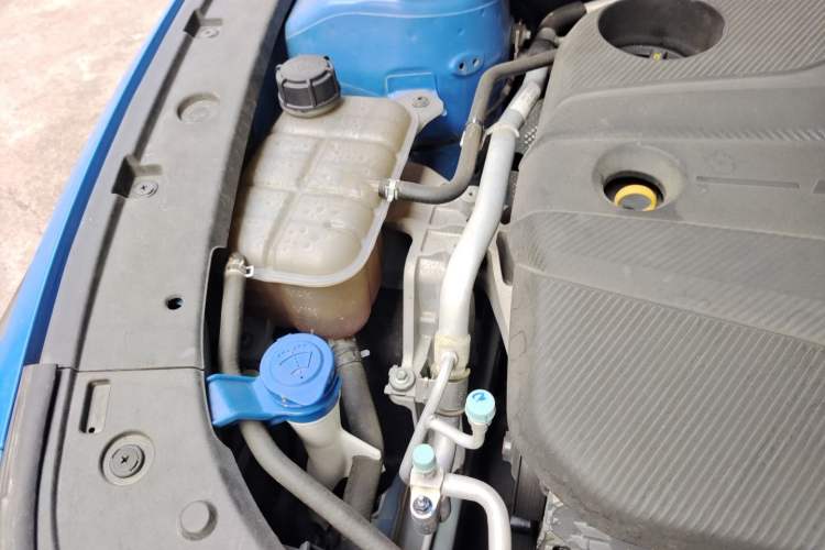 Used CHANGAN UNI-V 2022 1.5T Sport Edition Engine Bay Right