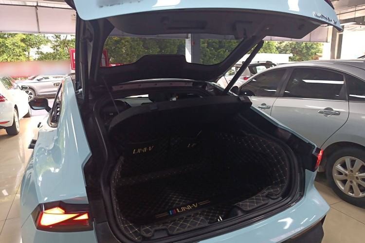 Used CHANGAN UNI-V 2022 1.5T Smart Navigation Version Trunk