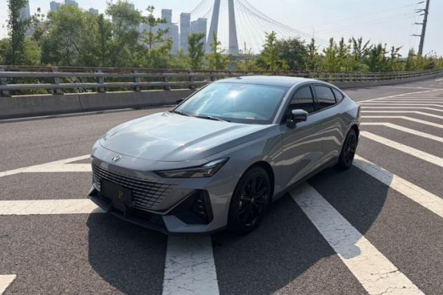 Ojetý CHANGAN UNI-V 2022 1.5T Prestige Version