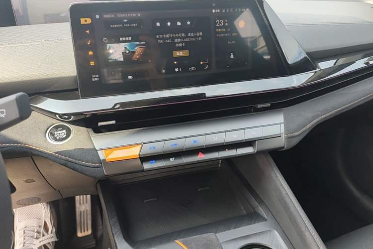 Used CHANGAN UNI-V 2022 2.0T Leading-Speed Edition Audio And AC Panel