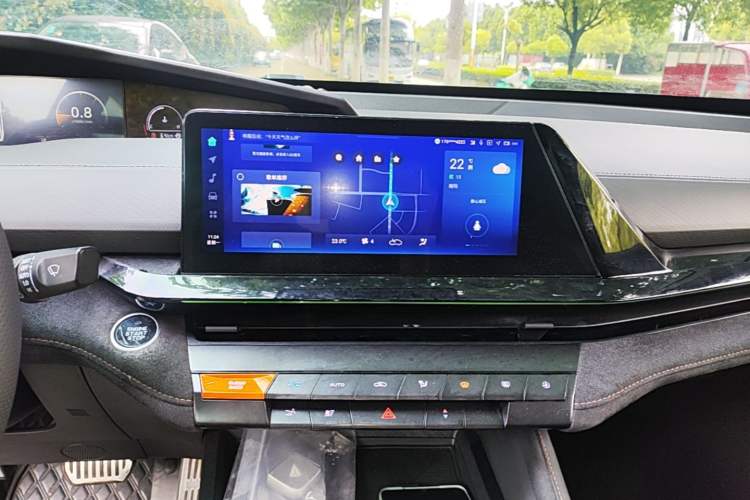Used CHANGAN UNI-V 2022 2.0T Leading-Speed Edition Audio And AC Panel