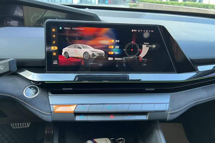 Used CHANGAN UNI-V 2022 2.0T Leading-Speed Edition Audio And AC Panel
