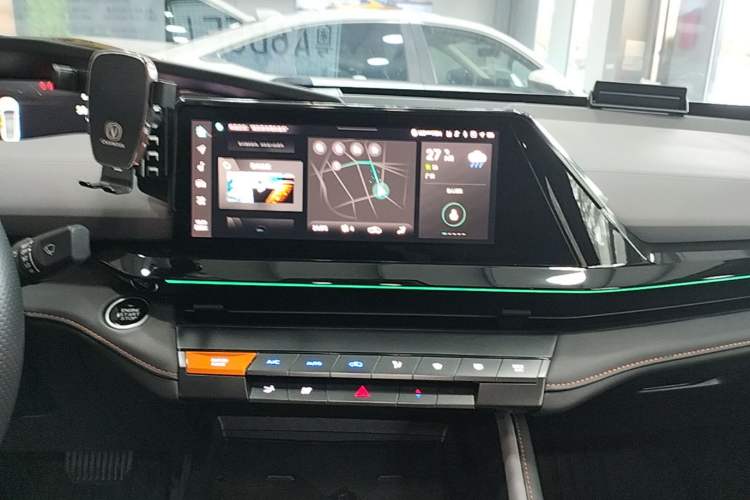 Used CHANGAN UNI-V 2022 1.5T Prestige Version Audio And AC Panel
