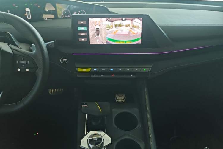 Used CHANGAN UNI-V 2022 2.0T Leading-Speed Edition Audio And AC Panel