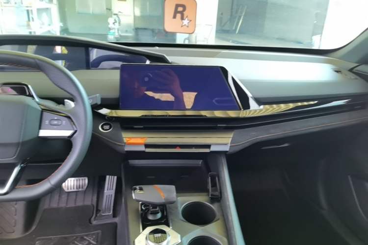 Used CHANGAN UNI-V 2022 2.0T Leading-Speed Edition Audio And AC Panel