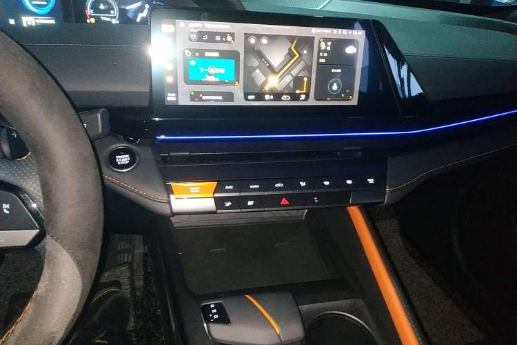 Used CHANGAN UNI-V 2022 1.5T Prestige Version Audio And AC Panel