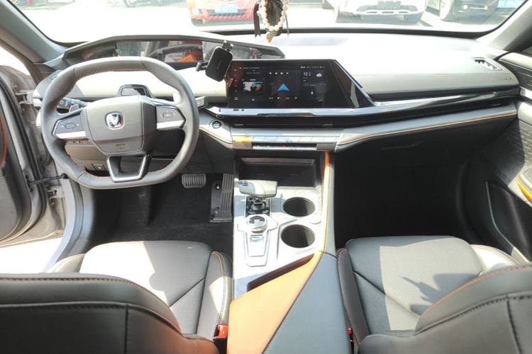 Used CHANGAN UNI-V 2022 1.5T Prestige Version Center Console