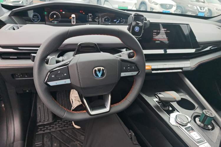 Used CHANGAN UNI-V 2022 1.5T Prestige Version Center Console