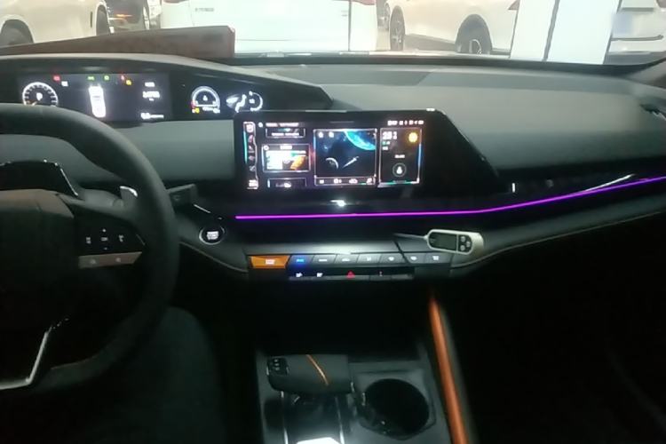 Used CHANGAN UNI-V 2022 1.5T Prestige Version Center Console
