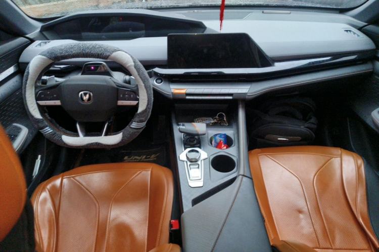 Used CHANGAN UNI-V 2022 1.5T Prestige Version Center Console