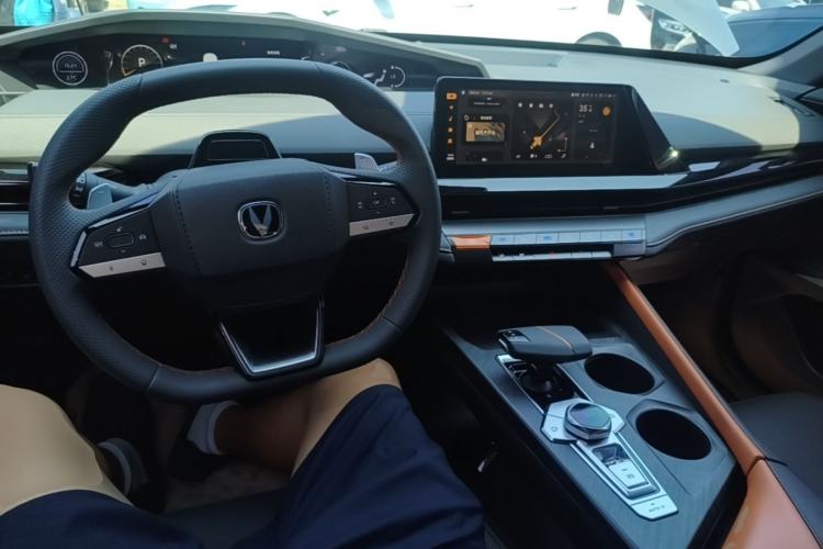 Used CHANGAN UNI-V 2022 1.5T Prestige Version Center Console