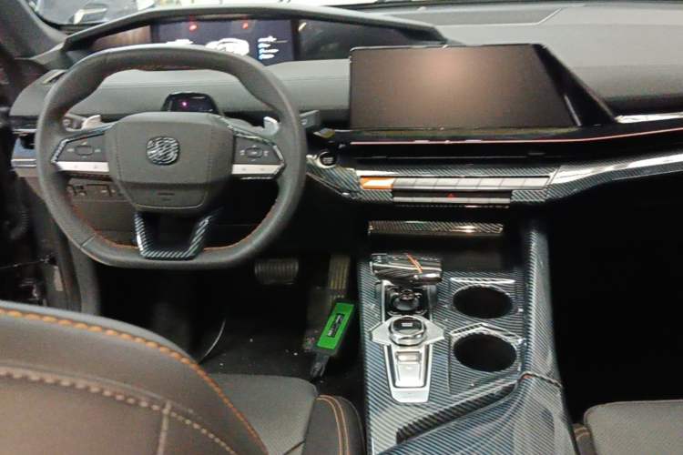Used CHANGAN UNI-V 2022 1.5T Prestige Version Center Console