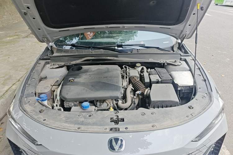 Used CHANGAN UNI-V 2022 1.5T Prestige Version Engine Bay