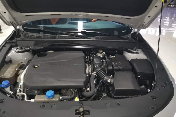 Used CHANGAN UNI-V 2022 1.5T Prestige Version Engine Bay