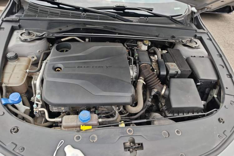 Used CHANGAN UNI-V 2022 1.5T Prestige Version Engine Bay