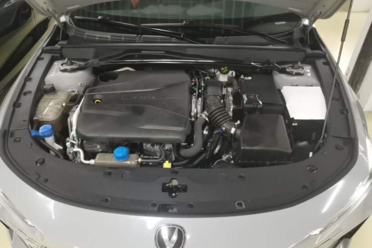 Used CHANGAN UNI-V 2022 1.5T Smart Navigation Version Engine Bay