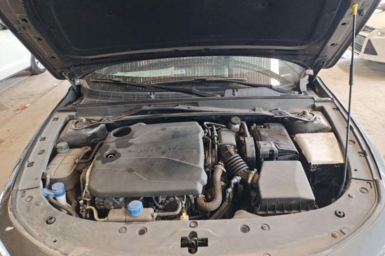 Used CHANGAN UNI-V 2022 1.5T Smart Navigation Version Engine Bay