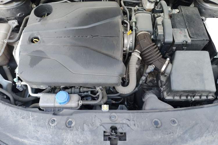 Used CHANGAN UNI-V 2022 1.5T Prestige Version Engine Bay